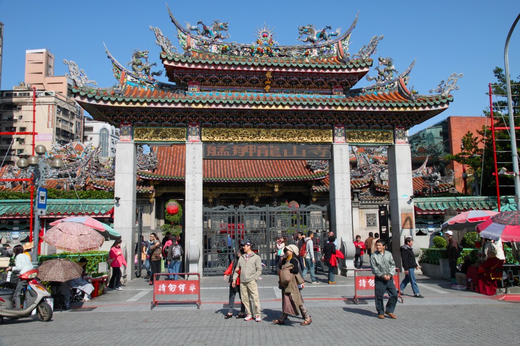 The main gate at Longshan Temple