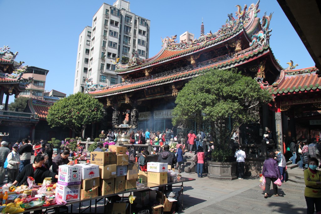 Worshippers at Longshan Temple